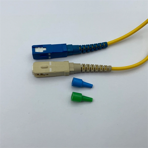 Fiber optic tray secures the pigtail